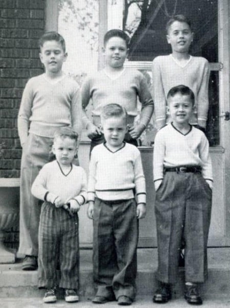 A picture of Virl Osmond (the tallest one) with his siblings.